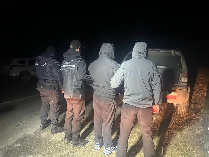 На Волині з собаками і дронами шукали трьох ухилянтів, які порозбігалися по лісу