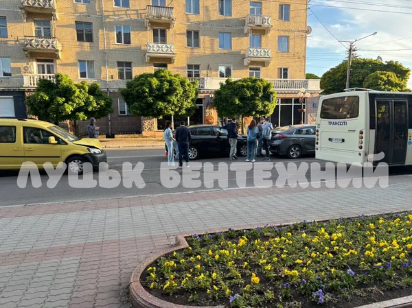 На проспекті Волі у Луцьку сталась аварія: рух ускладнено