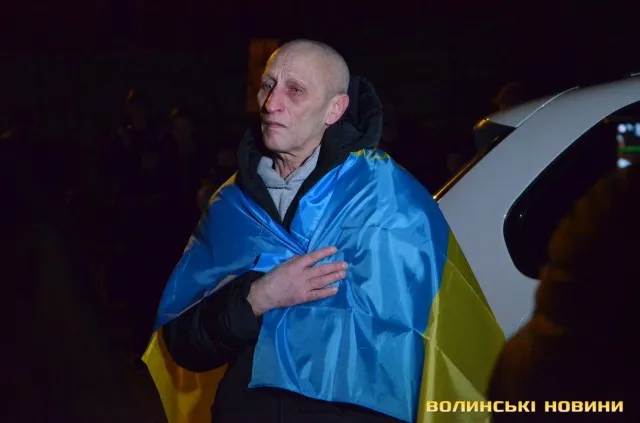 У Луцьку живим ланцюгом зустріли захисника з полону Віталія Войтича (фото)
