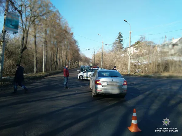 Аварія на перехресті в Луцьку: автомобілі «наздогнали» один одного (фото)
