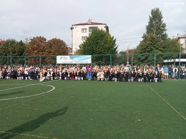Веселі і сумні: святкування першого дзвоника у луцькій школі №9 (фото)