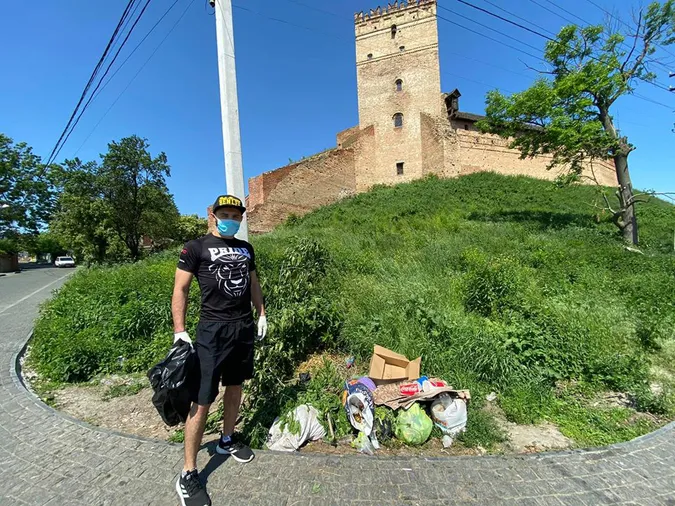 «Люди, припиніть »гадити« в себе під хатою!» – луцький спортсмен обурився через сміття біля замку