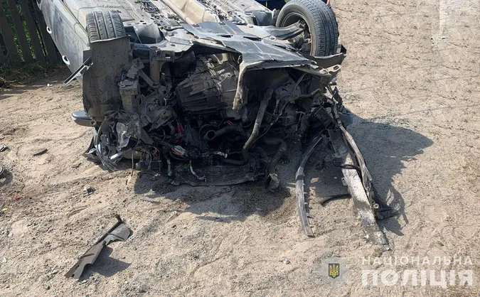 На Волині «рено» протаранило паркан і стовп й перекинулось – семеро травмованих (фото)