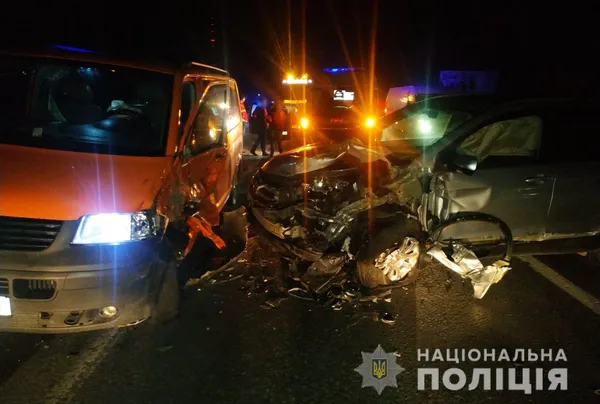 У Ковелі «хонда» врізалась у відбійник і протаранила бус (фото)