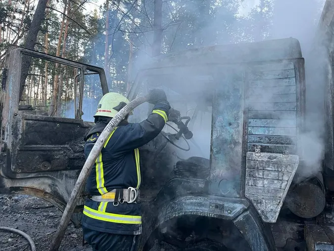 Атака на Київщину: на підприємстві спалахнула пожежа (фото)