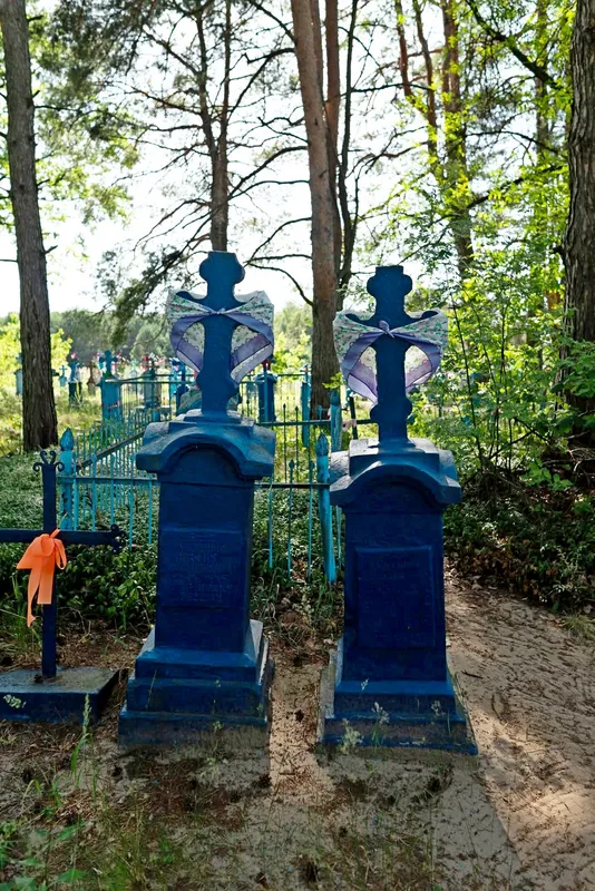 Унікальна сакральна традиція: чому на цвинтарях Полісся на хрести в'яжуть хустки (фото)