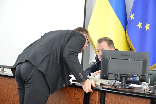Ігор Поліщук як радник частенько підходив та щось радив Пустовіту