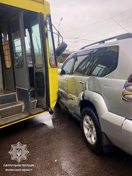 Аварія за участю тролейбуса у Луцьку: водій «рогатого» не обрав безпечної швидкості (фото)