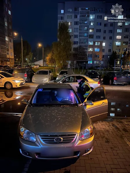 У Луцьку п'яний на KIA задом «поцілував» іншу KIA
