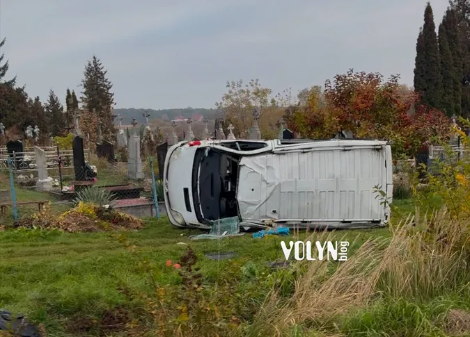 Під Луцьком перекинувся бус ТЦК: усі пасажири – у лікарні (відео)