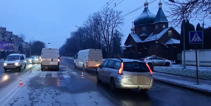 У Луцьку бус збив на переході 69-річного пішохода (фото, відео)