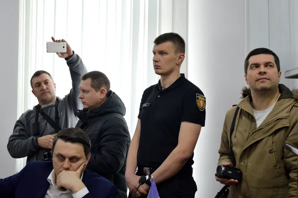 Представники муніципальної варти охороняють чи то меблі, чи то правопорядок