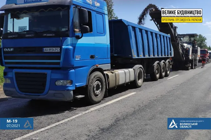 На Ратнівщині цілодобово ремонтують дорогу: рух – в реверсному режимі (фото)