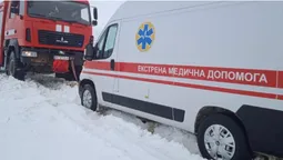На Волині «швидка», яка їхала на виклик, застрягла в кучугурі снігу (фото)