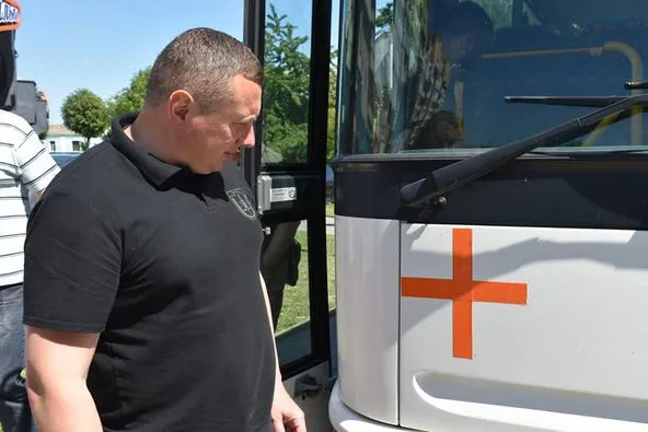 З Волині на фронт передали автобус для перевезення поранених бійців (фото)