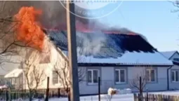 Вогонь охопив дах: у Володимирі горить будинок (відео)