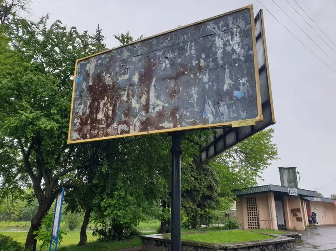 Біля «ПортCity», РАЦСу та ринку: у Луцьку знесуть 63 борди (фото)