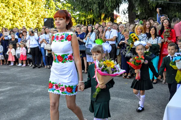 «Заквітчані» дітлахи разом з класними керівниками з’являлися і займали свої місця попереду учнівської лінії