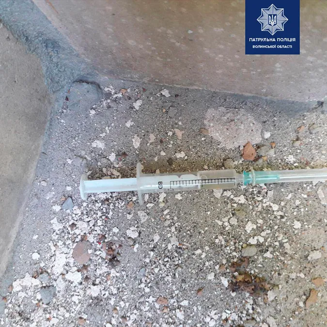 За вихідні патрульні спіймали в Луцьку трьох чоловіків з наркотиками (фото)