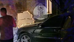 Розвалив стіну: у Володимирі Mercedes протаранив дім