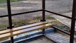 У Луцьку вночі вандали розбили нову зупинку (фото)