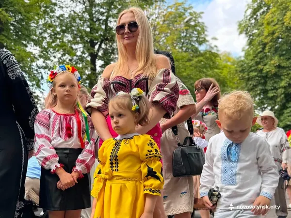 У Нововолинську сотні людей пройшли святковою ходою у вишиванках (фото)