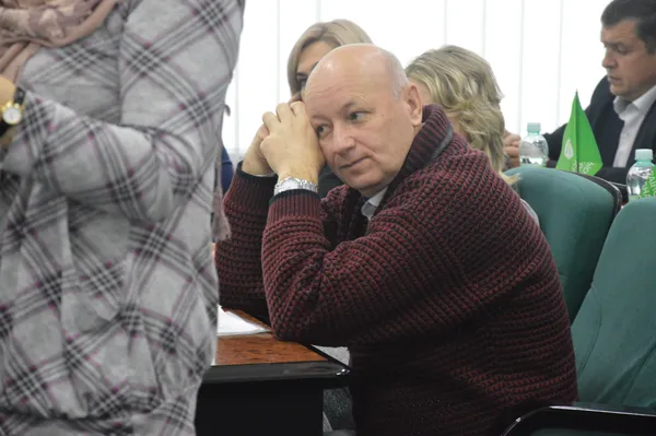 Депутат Петро Бойко замислився про щось своє, певно, про проблеми ОСББ, яке очолює