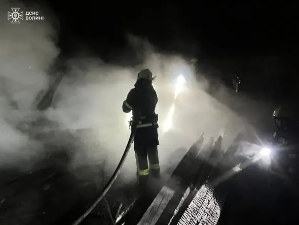 На Волині загасили дві пожежі – горіли дошки та господарська споруда (фото)