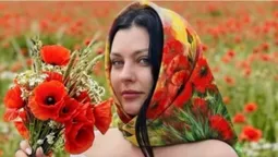 На її хустинах оживають квіти: художниця з Луцька створила яскраву колекцію (фото, відео)