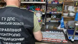 Без акцизу і без назви: на Волині в магазині знайшли нелегальні сигарети (фото)
