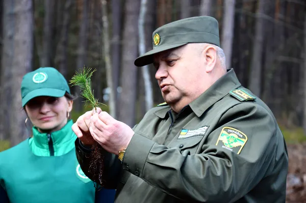 ...журналістам  та школярам провели інструктаж...