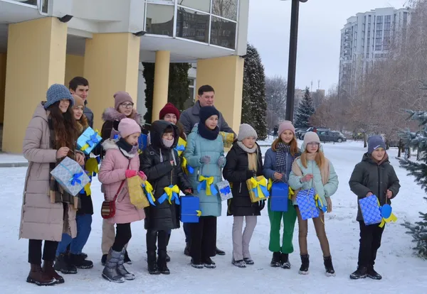 Діти прикрасили ялинку біля Волинської податкової саморобними іграшками (фото)