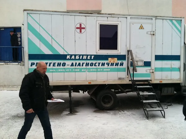 Лучани змушені робити рентген «на вулиці»