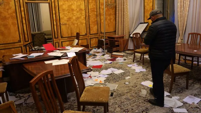 У Бішкеку мітингарі захопили парламент і звільнили з СІЗО експрезидента (фото)