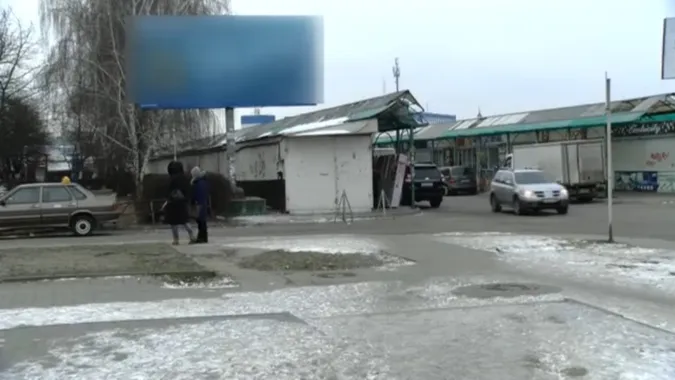 230 метрів від входу: біля луцької школи рекламують алкоголь (відео)