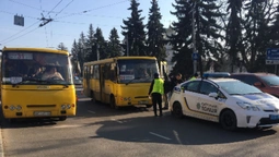 У центрі Луцька – аварія за участю маршрутки (фото)