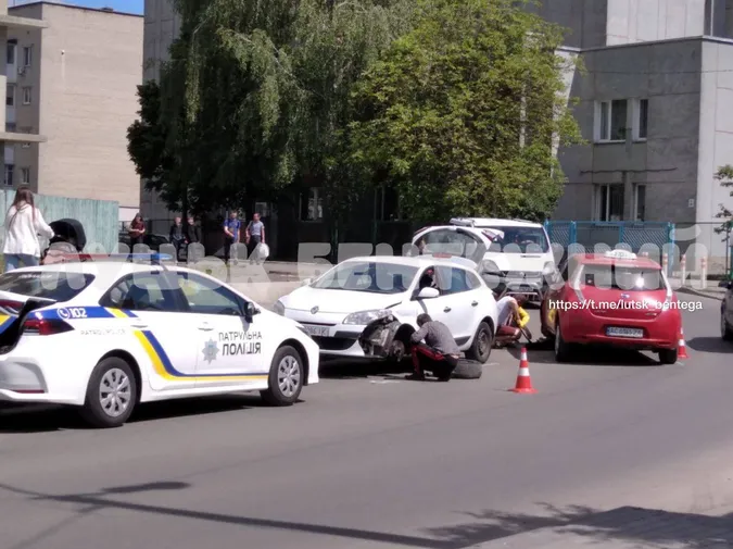 У Луцьку на Ветеранів – аварія за участю таксі: рух ускладнений (фото, оновлено)