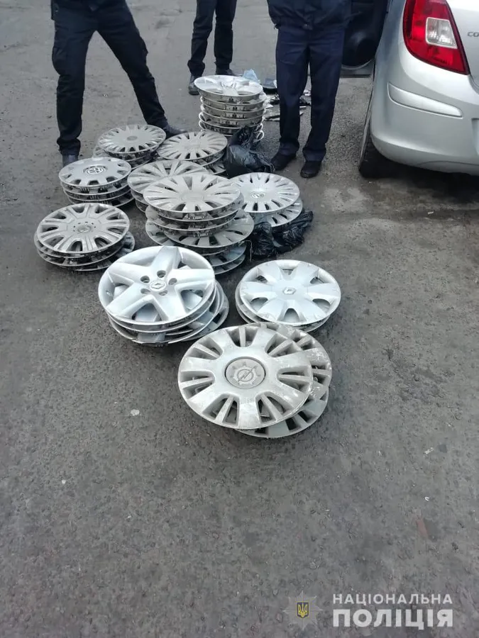 Лучани знімали сотні ковпаків з автівок у сусідній області і хотіли їх продати (фото)