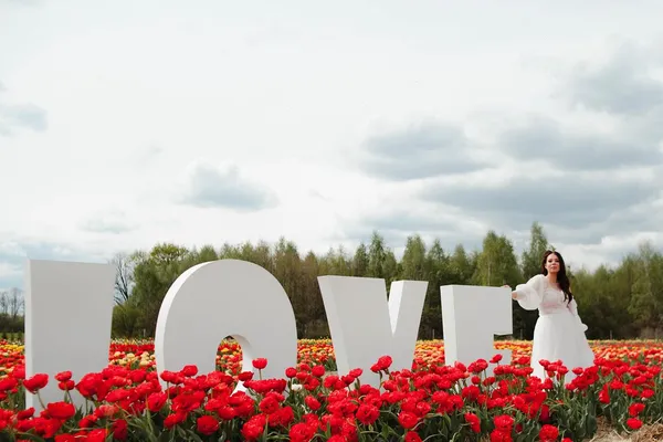 Для фотосесій серед тюльпанів у «Волинські Голландії» можна орендувати чарівні сукні: де і скільки коштують (фото)