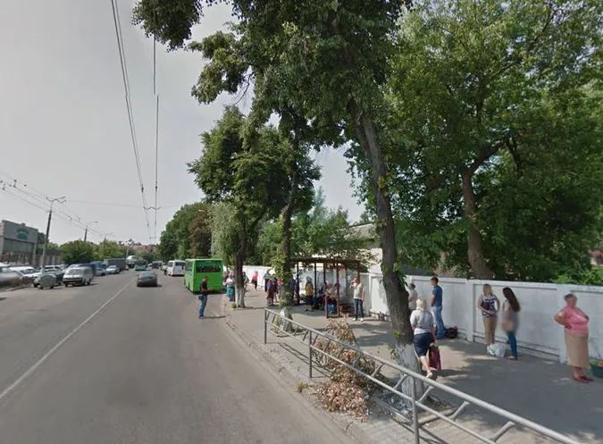 Біля Старого ринку в Луцьку – гори сміття (фото)