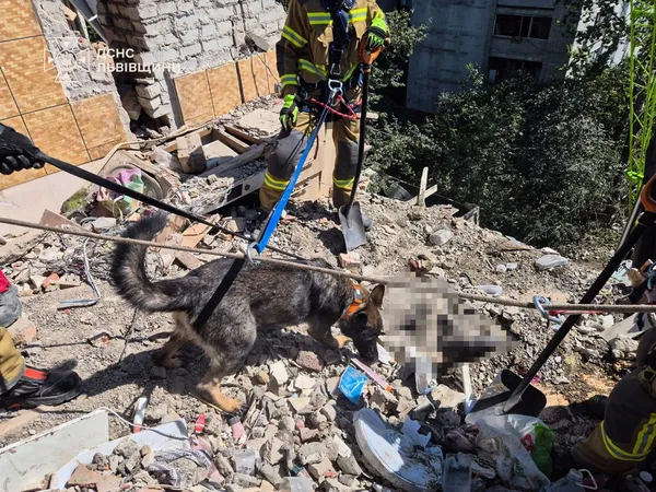 Під завалами будинку у Львові знайшли тіло загиблого чоловіка (фото)