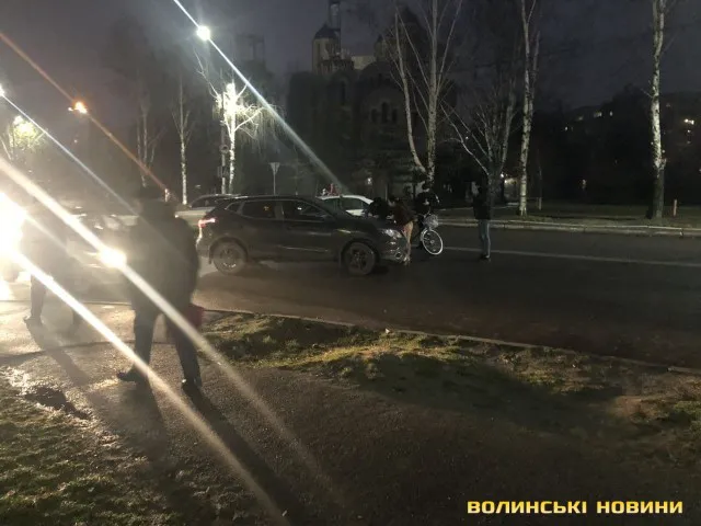 У Луцьку автомобіль збив велосипедиста (фото)