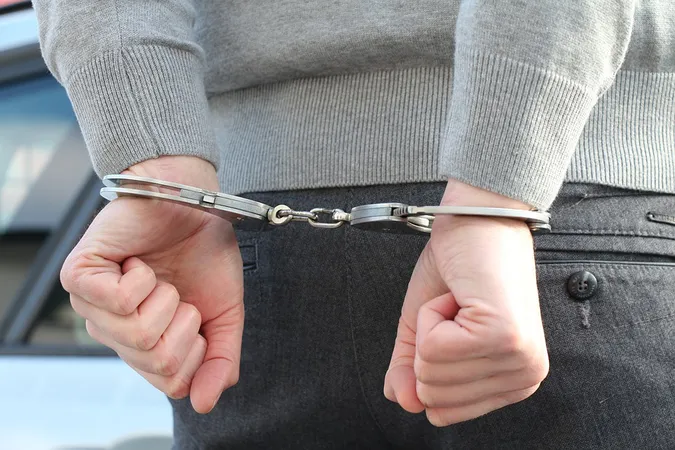 П'яний чоловік у Луцьку покусав та вдарив головою патрульну