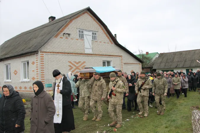 У селі на Волині похоронили загиблого захисника Віталія Лук'янчука