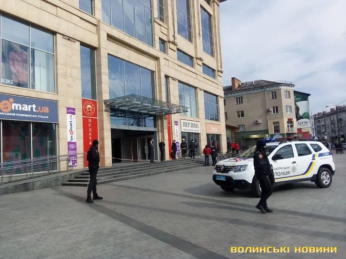 Підозрілий предмет: із ЦУМу в Луцьку евакуювали людей (фото, відео)