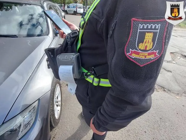 У Луцьку мунвартівці «ганяли» паркохамів біля авторинку (фото, відео)