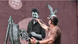 У Луцьку з’явився новий мурал із серії «People of the city» – його герой опинився поруч зі своєю ж роботою (фото, відео)