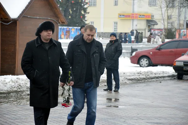 ...праворуч йде керівник Центру політичного аналізу та виборчого консалтингу Михайло Наход...