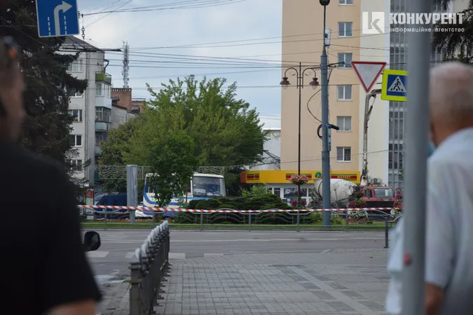 Захоплення заручників у центрі Луцька: що відбувається на місці (ФОТО)