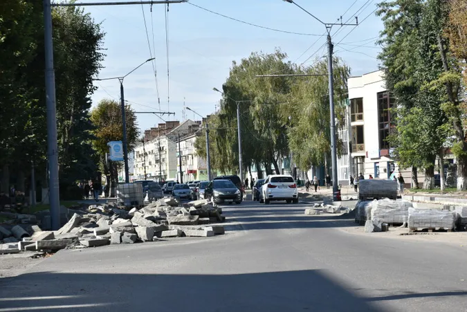 «Працюйте понаднормово!»: Поліщук наказав прискорити реконструкцію центрального проспекту Луцька (фото)